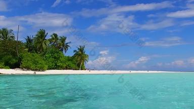 阳光明媚的海景宁静的岛海滩打破蓝色的环礁湖白色沙子背景日出